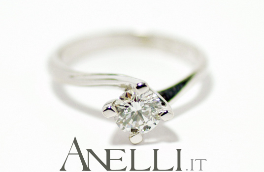 Anello solitario con diamante di 0,60 carati (F-VS1) GIA