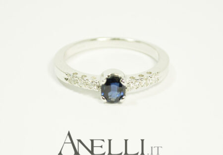 Anello con Zaffiro e Diamanti laterali