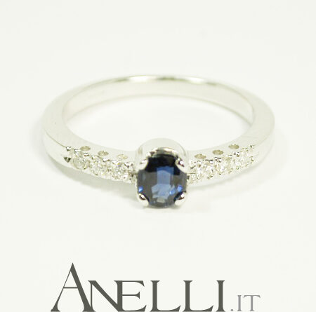 Anello con Zaffiro e Diamanti laterali