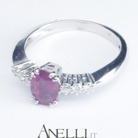Anello con Rubino e diamanti laterali
