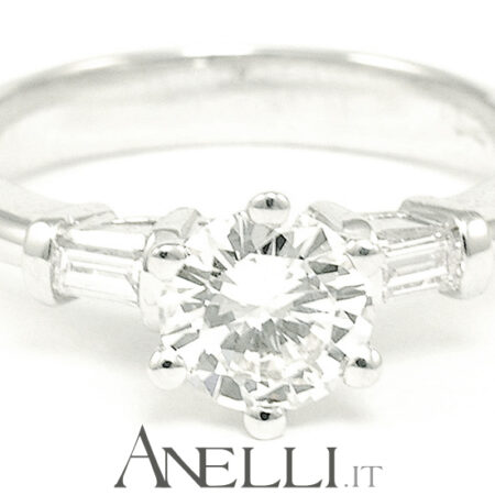Anello solitario un carato con baguette laterali