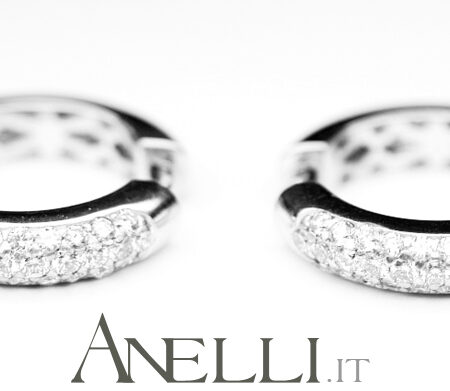 Orecchini a cerchio con pavè di diamanti